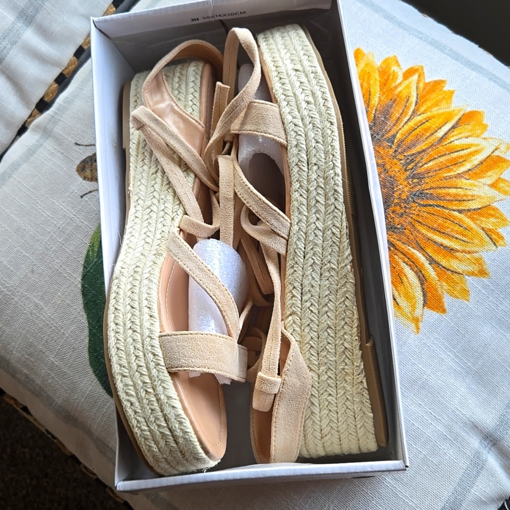 Womens Tan Cream Strap Leg Wedge Sandals.     ⭐️✨️NEW ⭐️✨️